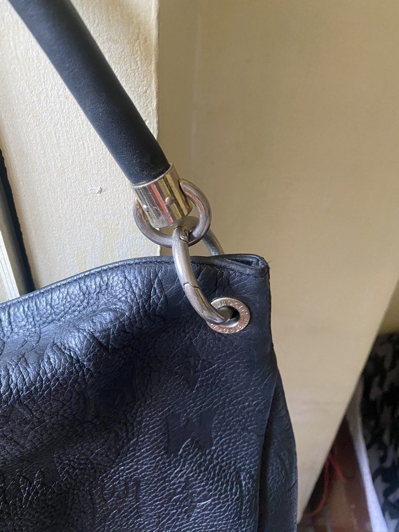 Metrocity Hobo Bag (Category: Shoulder Bags) located in Davao. Submitted by kuromisplace (Listing ID 1465385619, Image 3). Description: FS METROCITY HOBO BAG 🖤 650 free shipping 🖤 very classy, can elevate your basic outfit! Super mura ! - made from genuine leather , very durable - ukay bale sourced - my only complaint about this bag, is may smelll sya , ukay smell ( not that strong anymore kasi i already used deodorizer spray and scent booster 