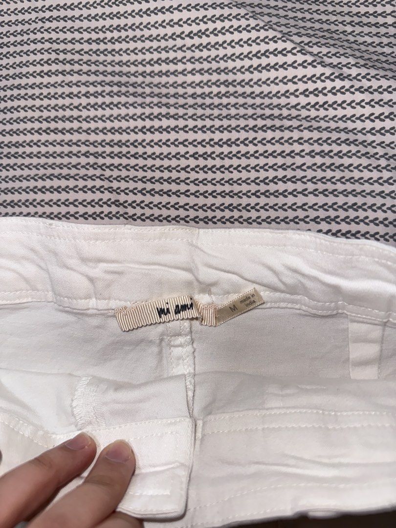 Mi Ami White High-Waisted Shorts Size M (Category: Shorts) located in Santa Ana. Submitted by fatikilla (Listing ID 1465432368, Image 2). Description: - Brand: Mi Ami - Size: Medium - Color: Crisp white denim - Closure: Button-down front with 4 brown buttons - Pockets: Large front patch pockets on both sides - Hem: Cuffed style - Condition/Vibe: Clean look, perfect for warm weather and sunny days.
