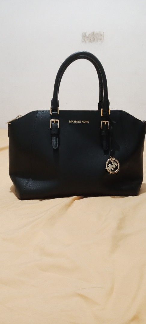Michael kors authentic (Category: Luxury Bags & Wallets) located in Cavite. Submitted by rhea_023 (Listing ID 1465443856, Image 1). Description: .