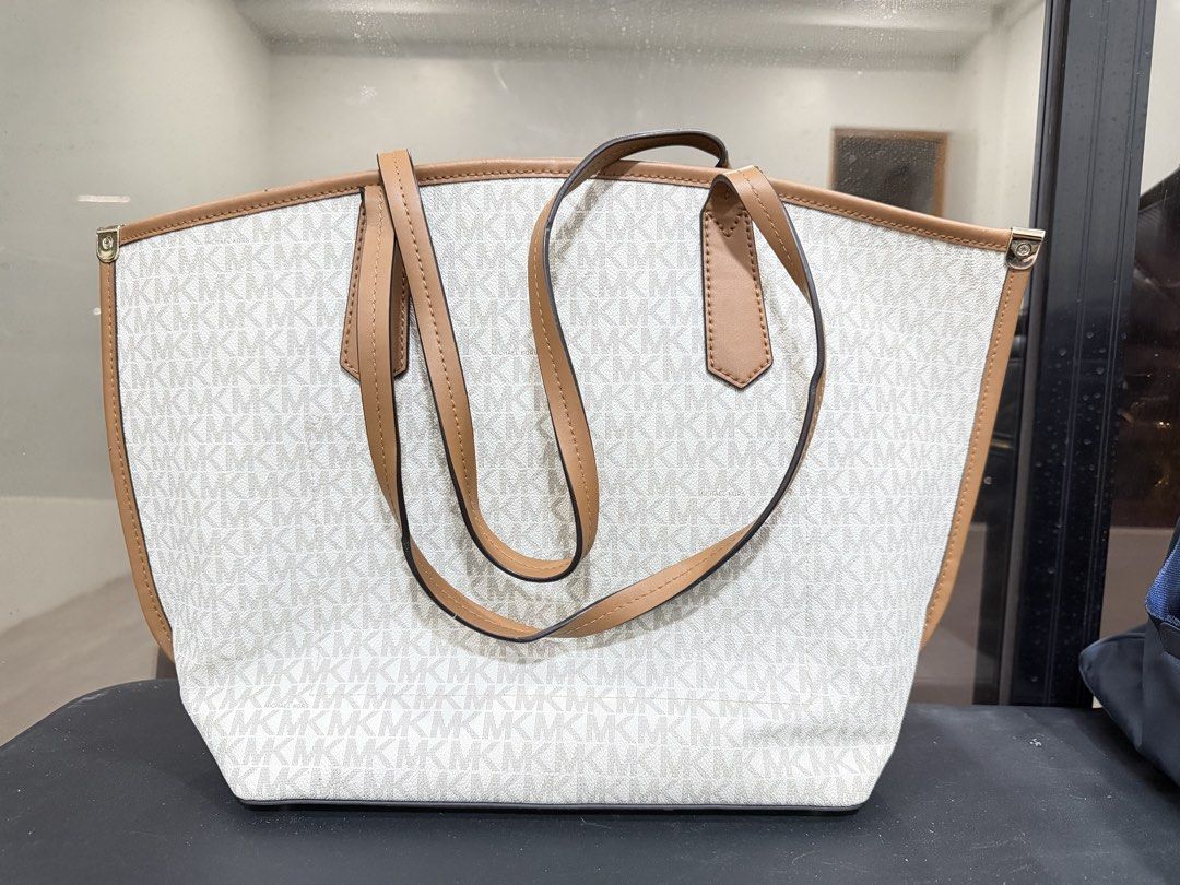 Michael Kors Jane Large Tote Bag Monogram Vanilla (Category: Tote Bags) located in Legazpi City. Submitted by Tagged_phl (Listing ID 1465491375, Image 2). Description: With flaws but can be easily fixed. With minor dents on the leather and hardware. Bought from Bee Klassik (fb).