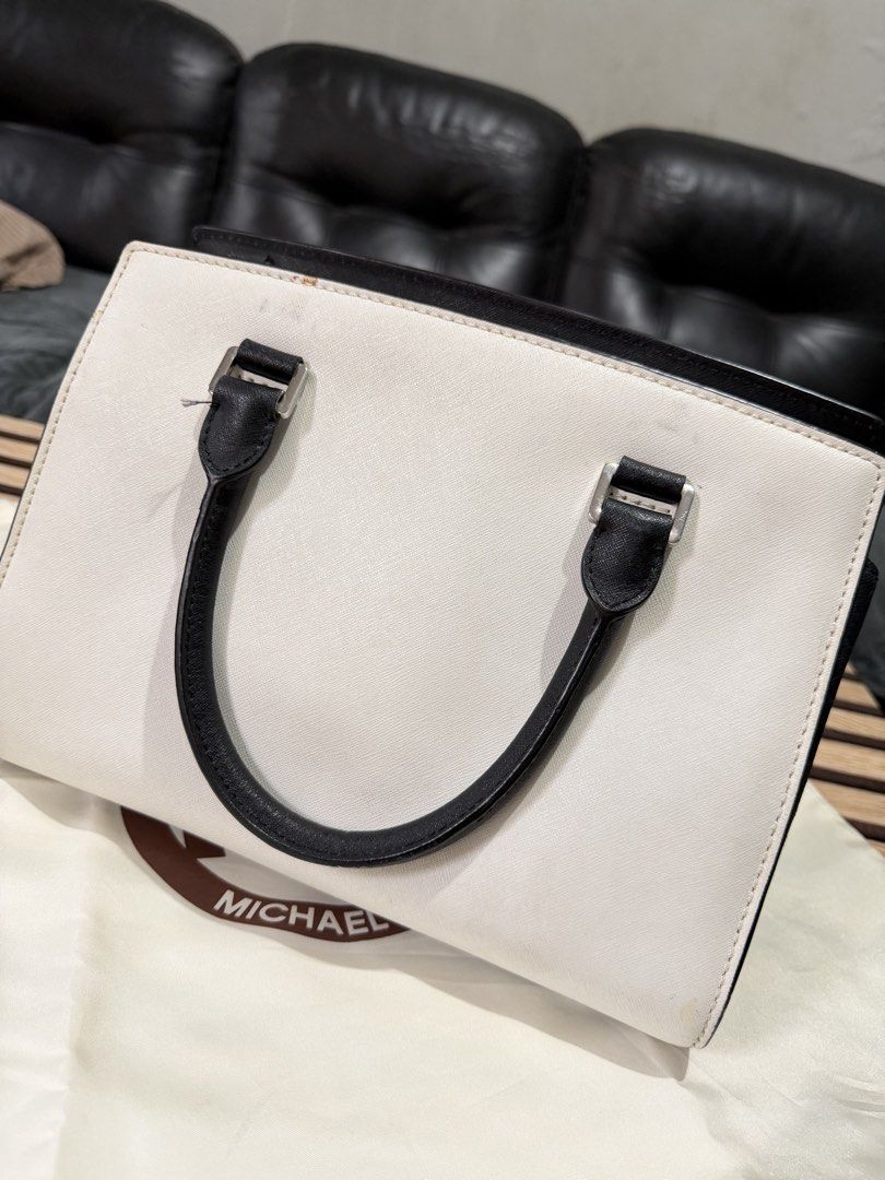 Michael Kors Selma Satchel (Category: Shoulder Bags) located in Subic. Submitted by esteile30 (Listing ID 1465485328, Image 3). Description: RFS: Nakastock lang, minor flaws only.