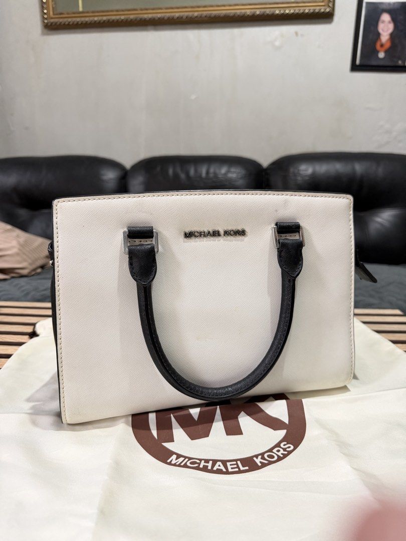 Michael Kors Selma Satchel (Category: Shoulder Bags) located in Subic. Submitted by esteile30 (Listing ID 1465485328, Image 1). Description: RFS: Nakastock lang, minor flaws only.