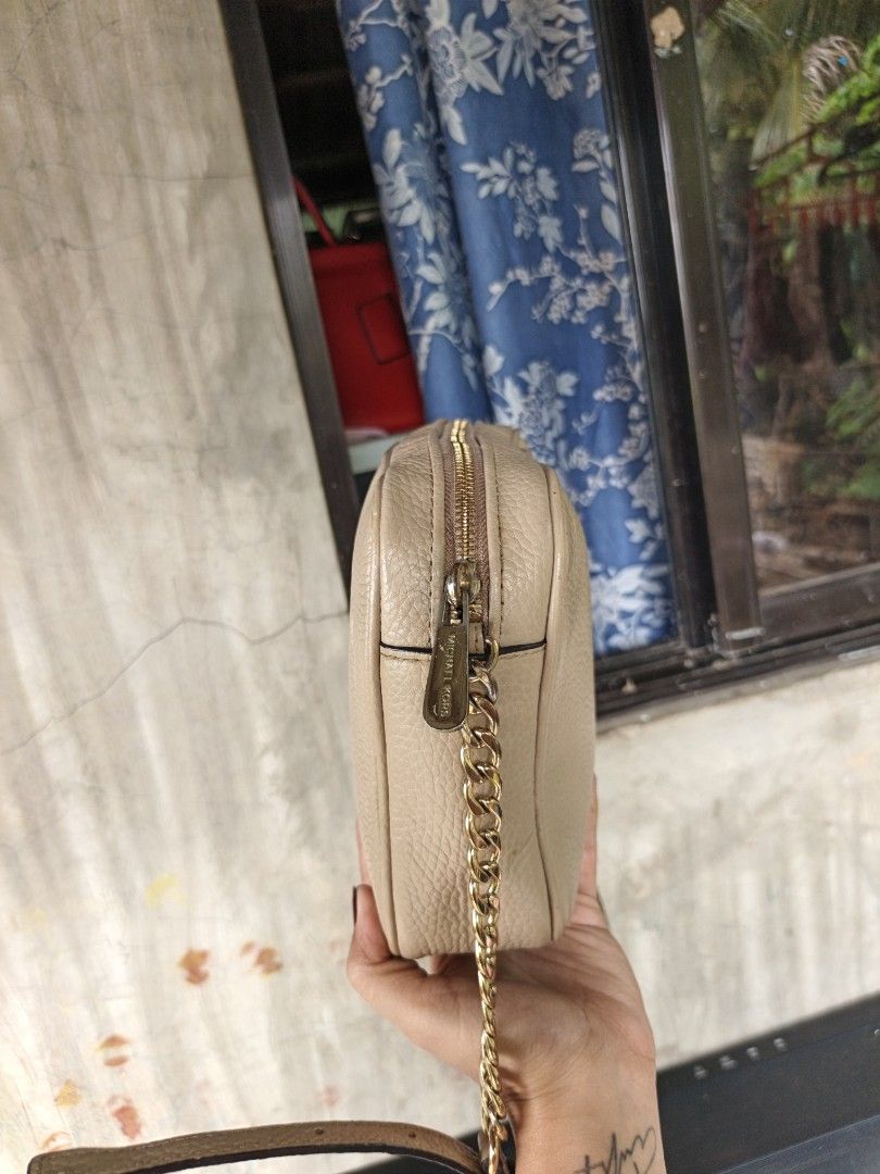 Michael Kors sling (Category: Cross-body Bags) located in Quezon, Isabela. Submitted by ukay-ukaybylyn (Listing ID 1465458345, Image 2). Description: ang ganda😍 medium size kasya long wallet gold na gold ang hardware 📍may sign of use sa puller and madumi sa loob kita naman sa picture.