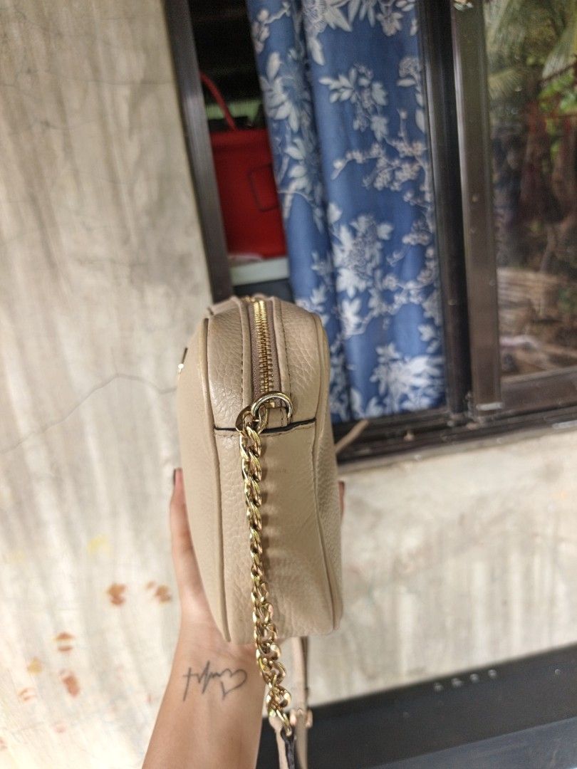 Michael Kors sling (Category: Cross-body Bags) located in Quezon, Isabela. Submitted by ukay-ukaybylyn (Listing ID 1465458345, Image 3). Description: ang ganda😍 medium size kasya long wallet gold na gold ang hardware 📍may sign of use sa puller and madumi sa loob kita naman sa picture.