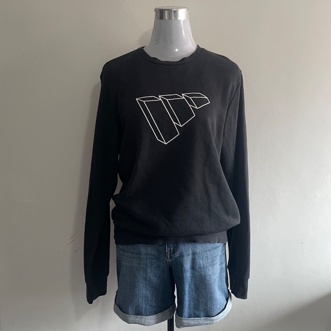 M-L Adidas Sweater (Category: Hoodies) located in Bacolor. Submitted by chicn_classy (Listing ID 1465495804, Image 1). Description: .