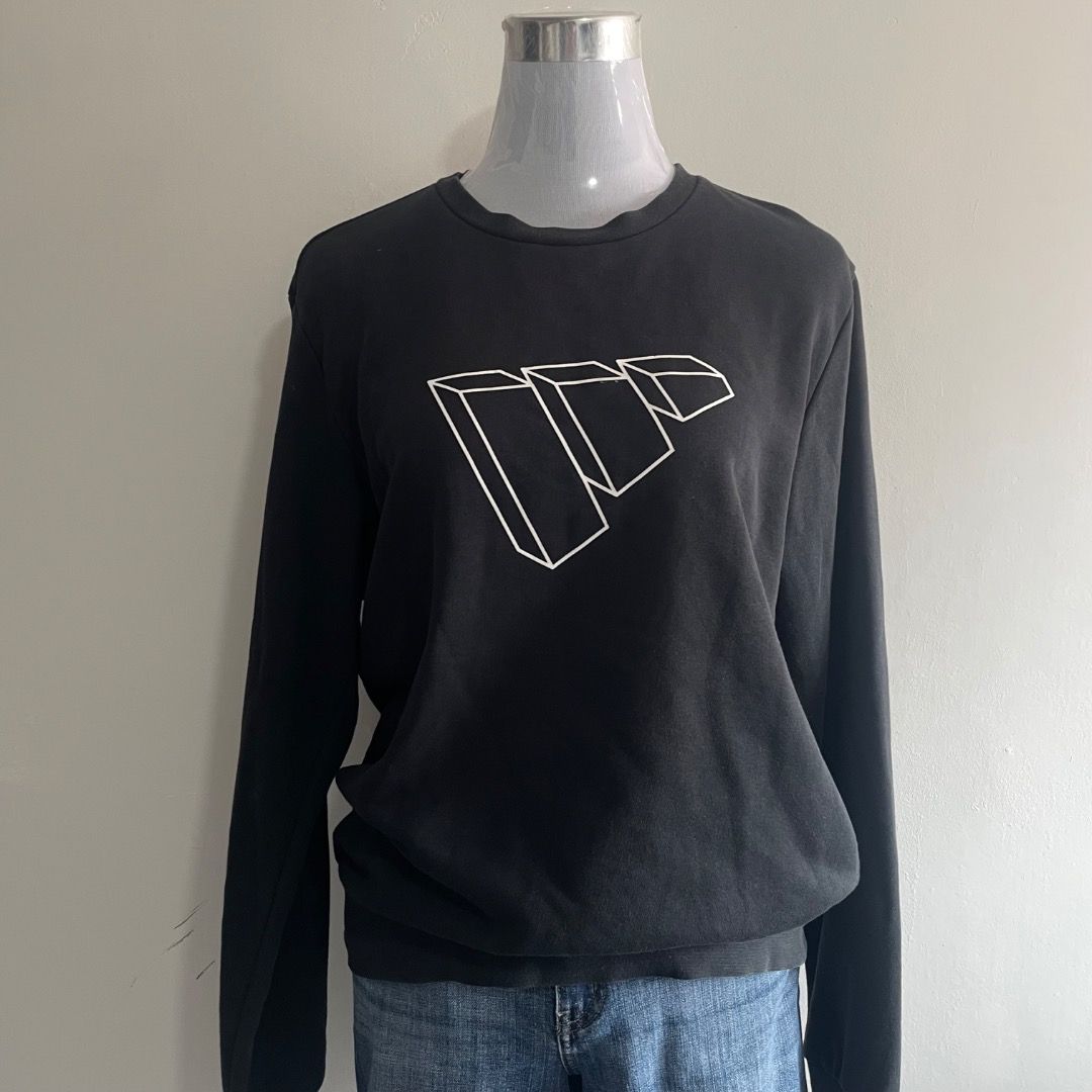 M-L Adidas Sweater (Category: Hoodies) located in Bacolor. Submitted by chicn_classy (Listing ID 1465495804, Image 3). Description: .