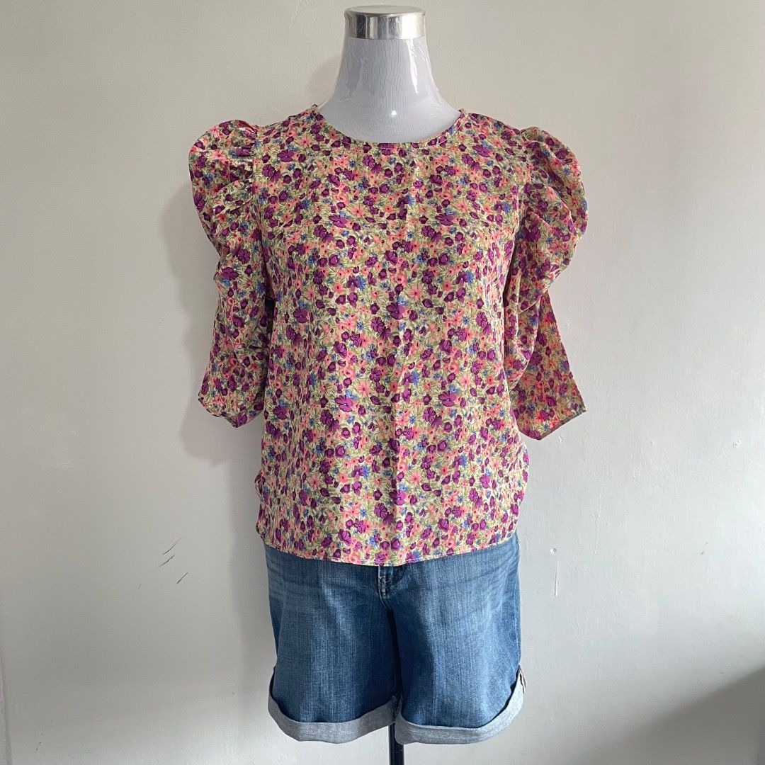 M-L Floral Blouse (Category: Blouses) located in Bacolor. Submitted by chicn_classy (Listing ID 1465495262, Image 1). Description: .