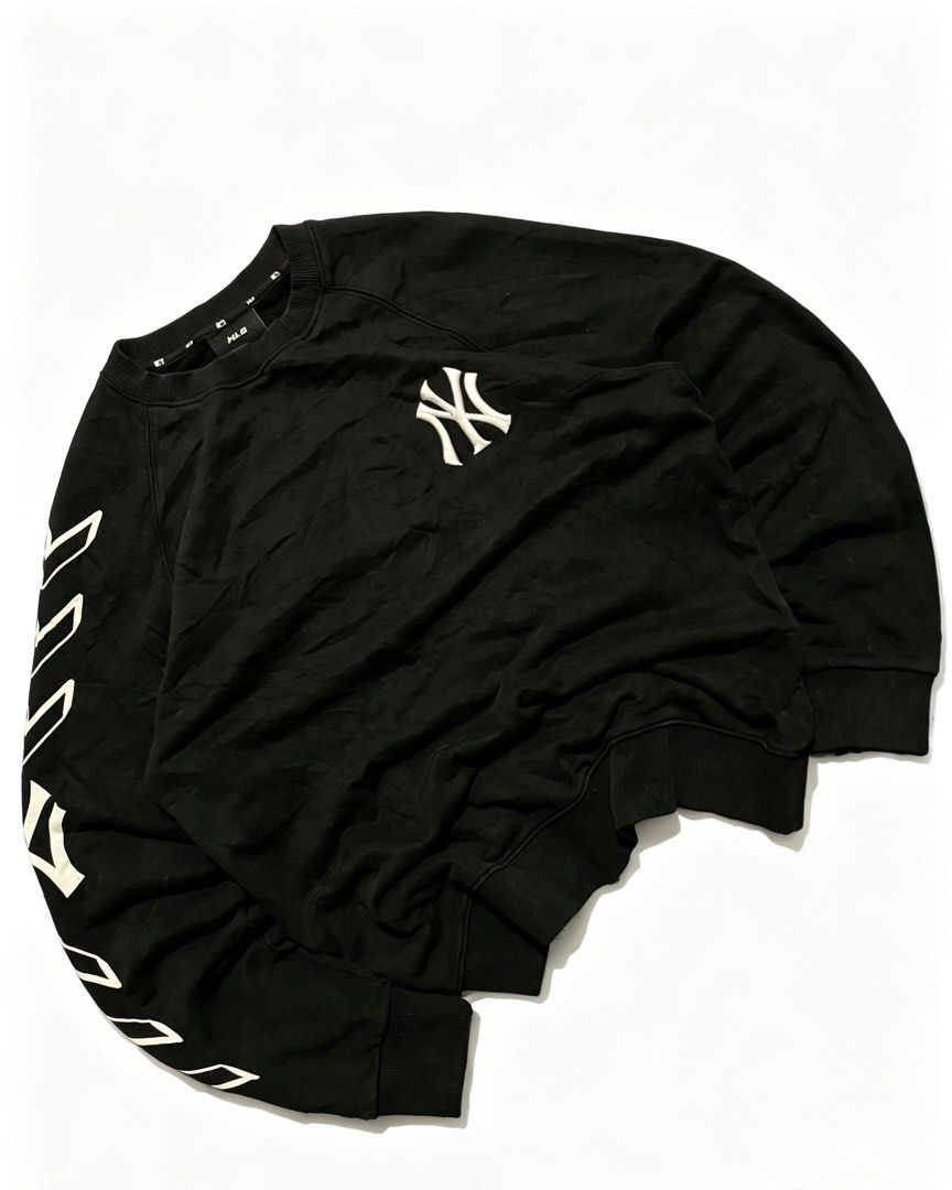 MLB New York Yankees Black Sweatshirt (Category: Coats, Jackets and Outerwear) located in Quezon City. Submitted by un0oo (Listing ID 1465490879, Image 1). Description: 22.5x27.5 No Issue.