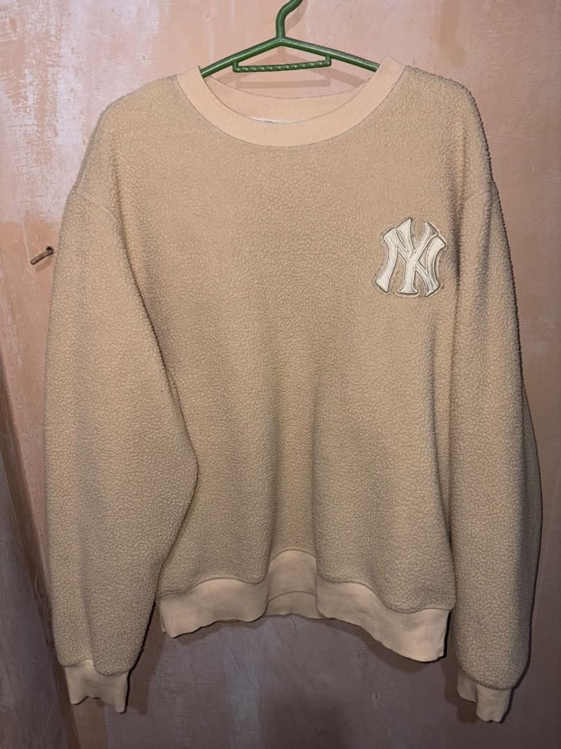 MLB NYK Fleece Sweater (Category: Coats, Jackets and Outerwear) located in Caloocan City. Submitted by ramenonly (Listing ID 1465405610, Image 1). Description: ‼ DECLUTTERING SALE ‼ ‼ PRE LOVED ‼ MLB NYK Fleece Sweatshirt Medium Good Condition (PSG) No noticeable flaws .
