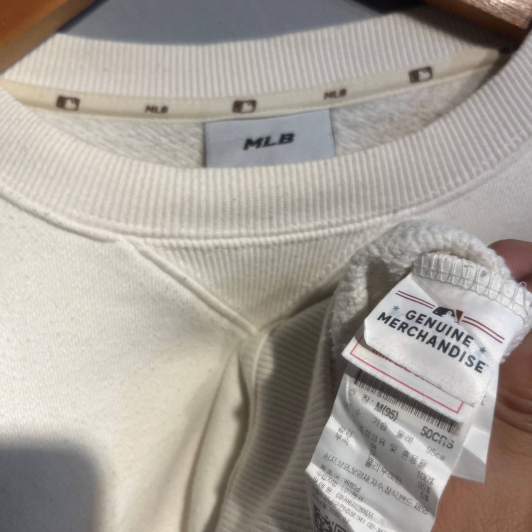 MLB Patch Logo Sweatshirt (Category: Coats, Jackets and Outerwear) located in Mariveles. Submitted by akidfromnowherethrift (Listing ID 1465484324, Image 3). Description: .