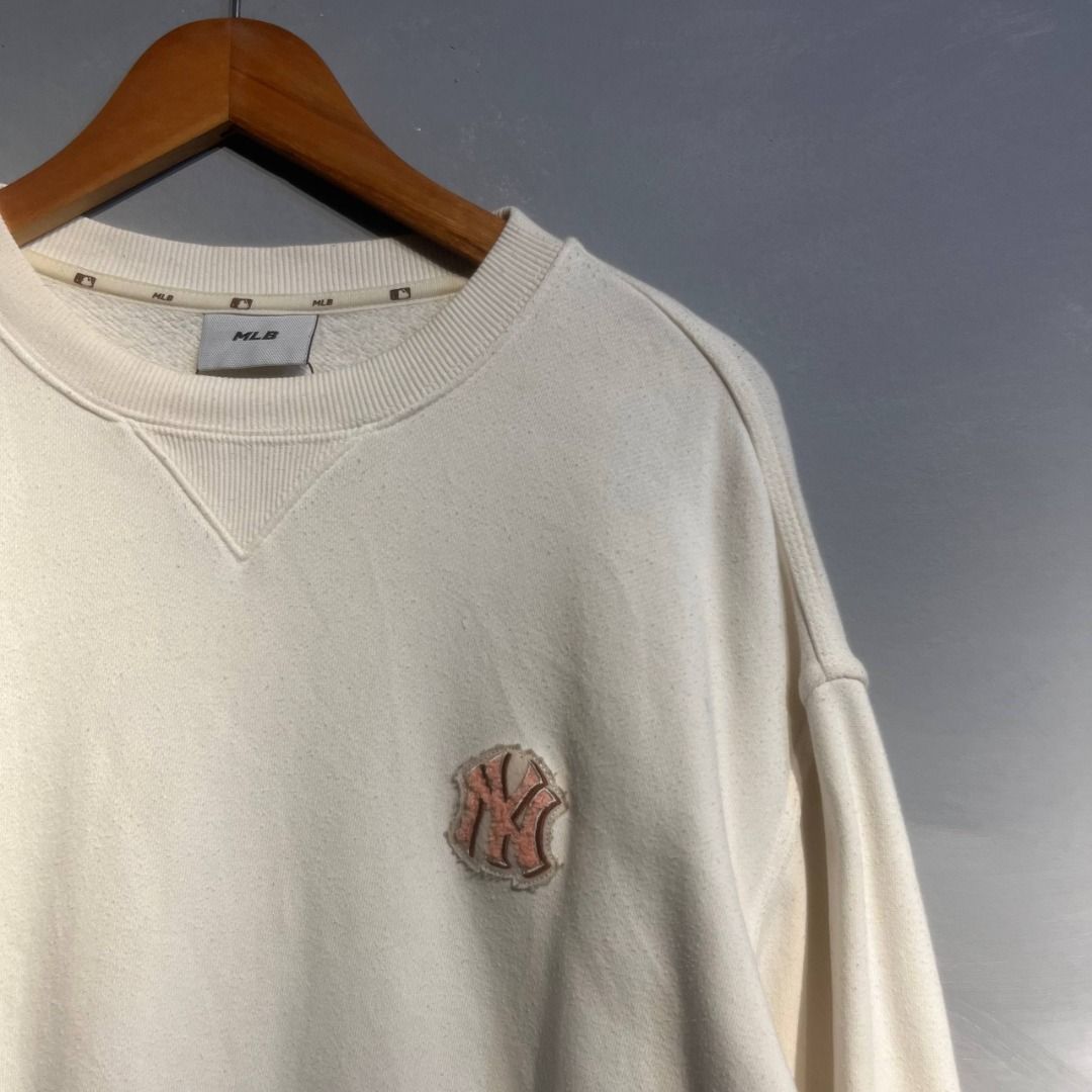 MLB Patch Logo Sweatshirt (Category: Coats, Jackets and Outerwear) located in Mariveles. Submitted by akidfromnowherethrift (Listing ID 1465484324, Image 2). Description: .