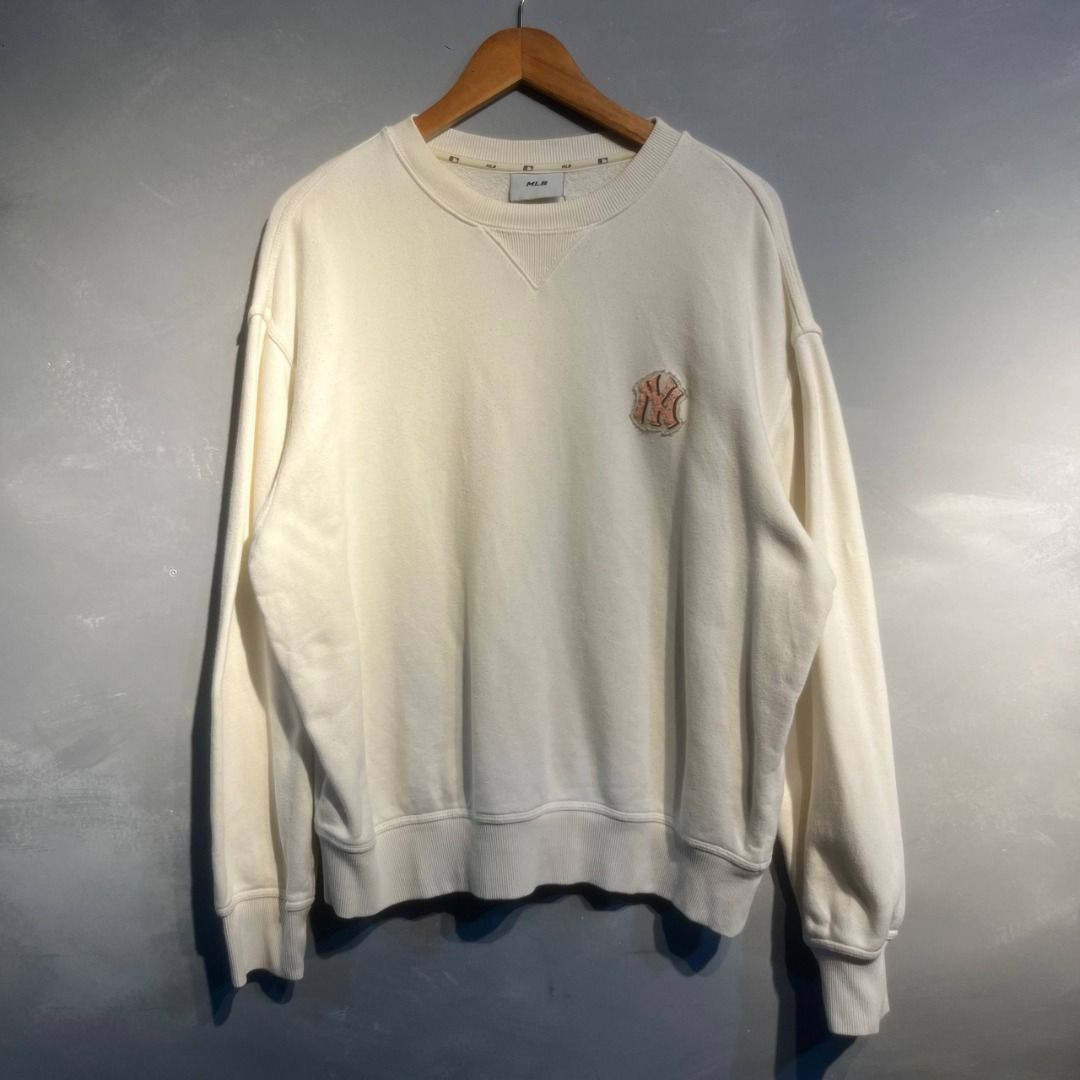 MLB Patch Logo Sweatshirt (Category: Coats, Jackets and Outerwear) located in Mariveles. Submitted by akidfromnowherethrift (Listing ID 1465484324, Image 1). Description: .