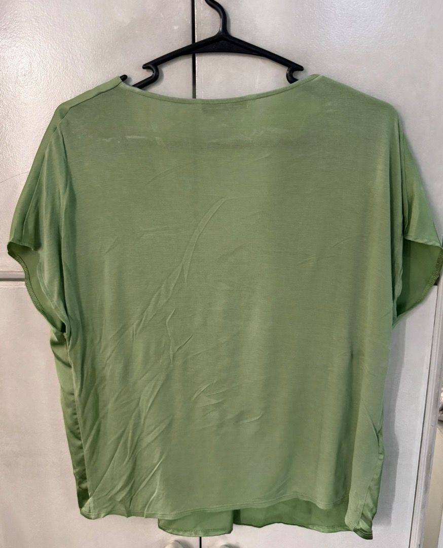 V Neck Top from Mango (Category: Sleeveless) located in Santa Rosa. Submitted by biancamarie0404 (Listing ID 1465435592, Image 3). Description: - Brand: MNG (Mango) - Size: EUR/USA M, MEX M - Color: Green - Material: Smooth, satin-like fabric - Fit: Relaxed fit with a V-neck cut - Style: Versatile for casual wear or work attire - Condition: Excellent.