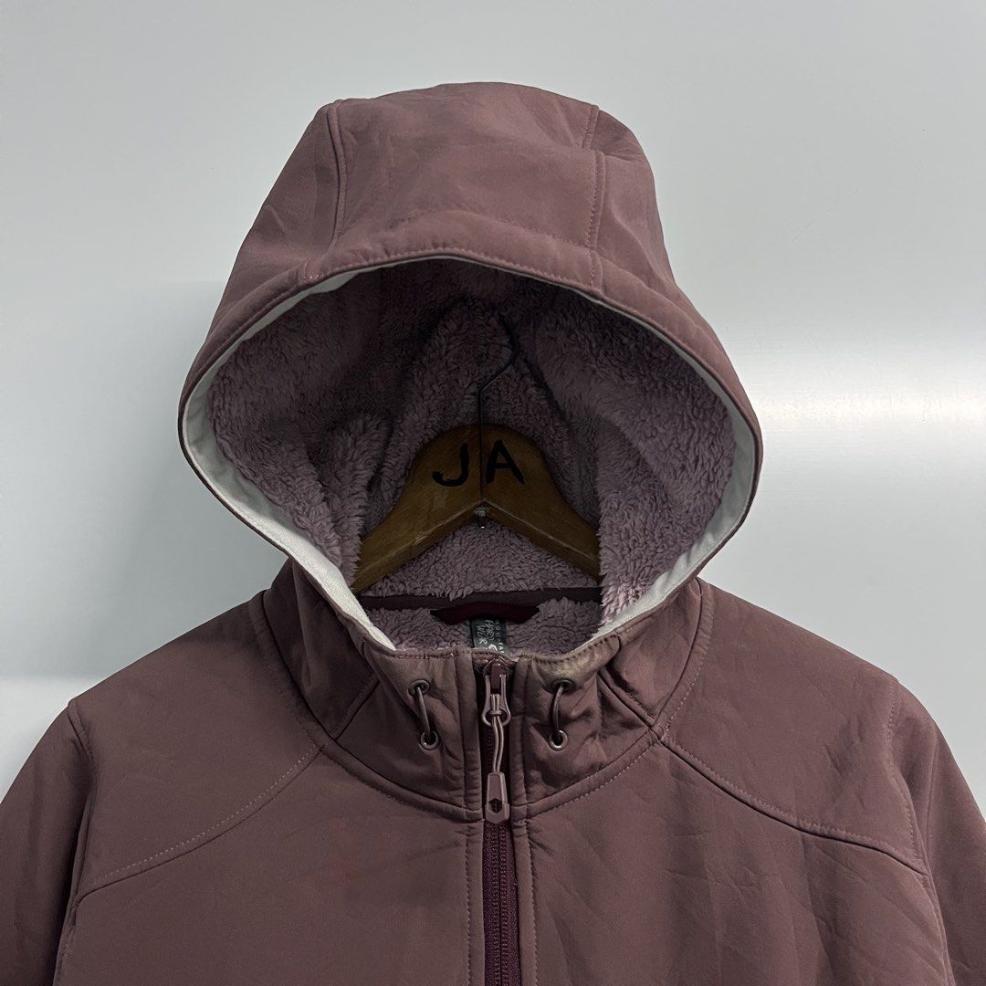 Mountain Hardwear - Softshell Jacket Womens (Category: Coats, Jackets and Outerwear) located in Batangas. Submitted by wornwear.ph (Listing ID 1465533385, Image 2). Description: Mountain Hardwear - Softshell Jacket Womens Medium Width 21 inches Length 26” Sherpa lined Waterproof Has small dirt on collar 9/10 Good condition 699 only! .