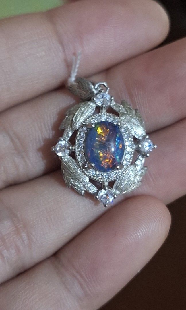 Natural Autralian Opal Pendant (Category: Necklaces) located in Baguio. Submitted by marinel.caranto (Listing ID 1465436862, Image 1). Description: very pretty strong flash natural australian opal 4000.00 silver s925 with cert payment thru gcash ship thru j&t express.