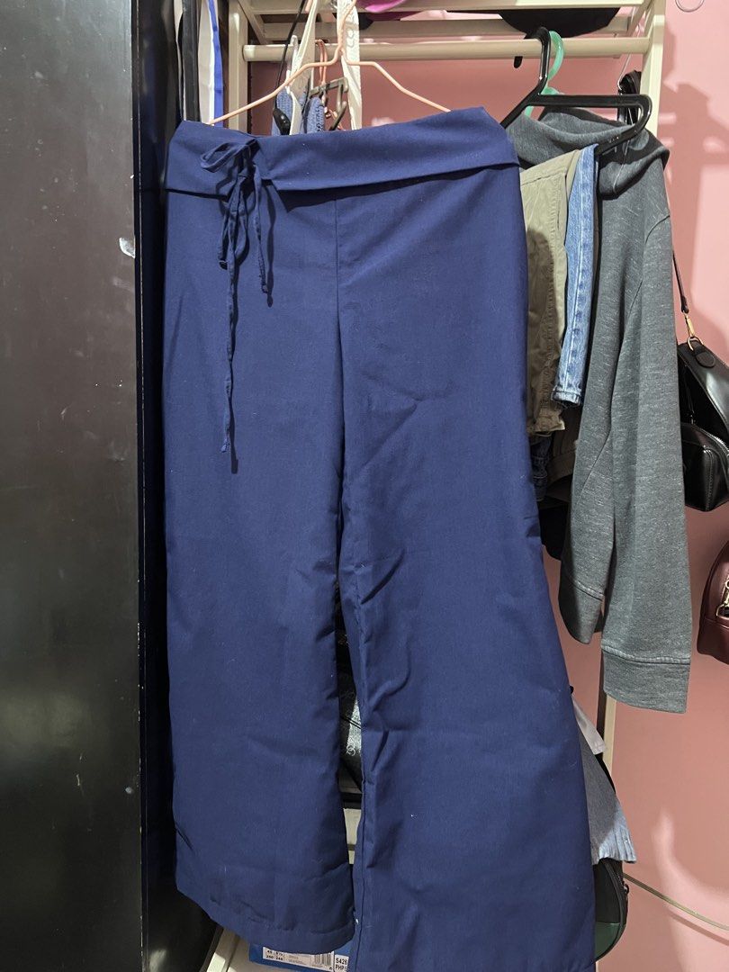 Navy Blue Low Waist Lounge Pants (Category: Jeans) located in Bacoor. Submitted by m1yca (Listing ID 1465460259, Image 1). Description: - Color: Navy Blue - Style: Wide leg with folded waistband - Fit: M-L - Fabric: Linen texture, presko fit Bought this but unfortunately doesn’t fit me. Tried on just once. Maybe not for petite curvy bodies..