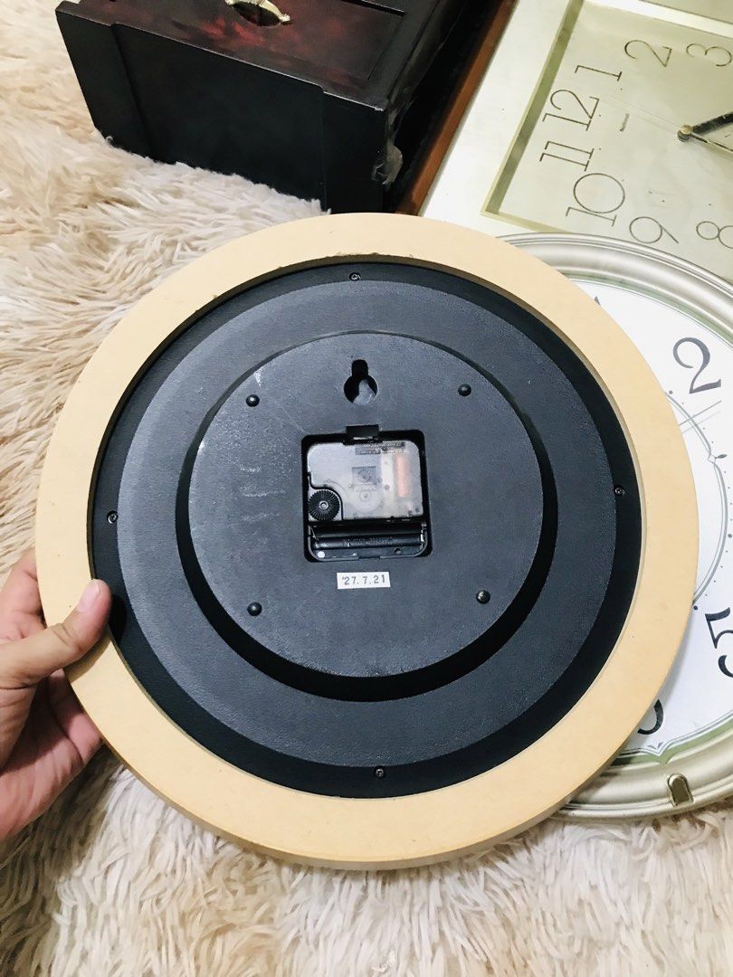 NEEDS REPAIR JAPAN CLOCK (Category: Clocks) located in Gamu. Submitted by 2022bagsbunny (Listing ID 1465415433, Image 3). Description: 4 PCS PLUS 2 CLOCKS FOR KIDS .