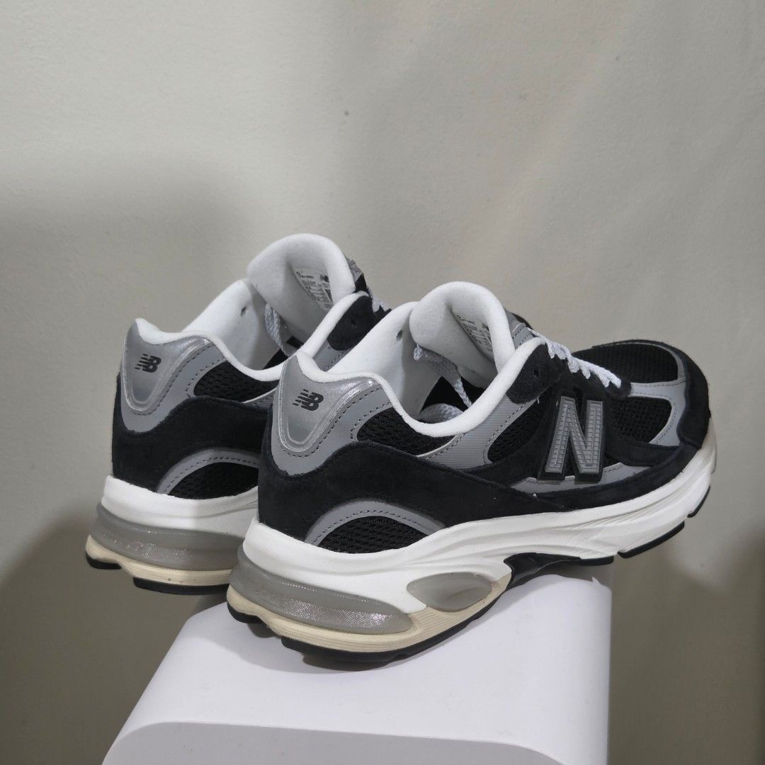 New Balance 2010 Black size 9.5 (Category: Casual Shoes) located in Mandaluyong City. Submitted by patmorita (Listing ID 1465383603, Image 3). Description: Used once New Balance 2010 Black/Grey Size 9.5 With box Alternative for Made in US series RFS : too many shoes .