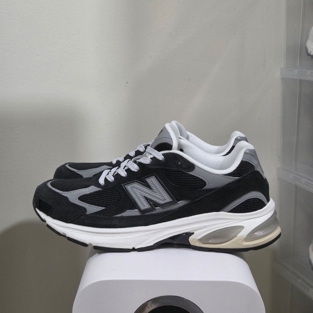 New Balance 2010 Black size 9.5 (Category: Casual Shoes) located in Mandaluyong City. Submitted by patmorita (Listing ID 1465383603, Image 2). Description: Used once New Balance 2010 Black/Grey Size 9.5 With box Alternative for Made in US series RFS : too many shoes .