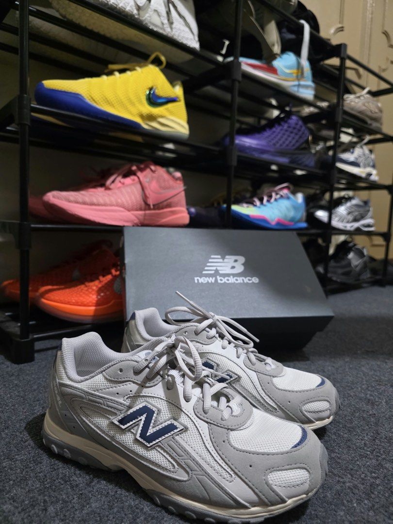 New Balance 204L (Category: Sneakers) located in Manila. Submitted by _lumapasnmp (Listing ID 1465519734, Image 1). Description: New Balance 204L Grey Price: PHP 2,995 (Bought: PHP 4,295) Size: US6 (Kids) fits 7W (24cm) Quick Specs: • Condition: Like new • Worn: Twice only • Bought from: Footlocker Greenhills • Includes: Original box & paper inserts Reason for selling: wrong size 📍 Tandang Sora, QC or nearby areas 100% Authentic. No lowballers o