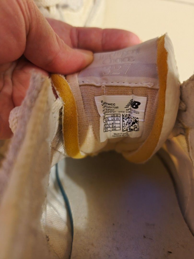 New Balance 327 (Category: Sneakers) located in Antipolo. Submitted by jarazote (Listing ID 1465516740, Image 2). Description: - New Balance 327 - Dirty white and grey suede - Size: 42.5 EU / 9 US Men .