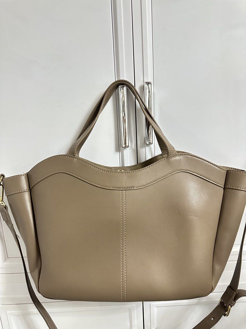Newyorker Beige Bag (Category: Cross-body Bags) located in Quezon City. Submitted by jeydeegmr (Listing ID 1465500102, Image 2). Description: Selling my preloved newyorker beige body hand bag. Medium size. Super ganda nito bought it in europe.