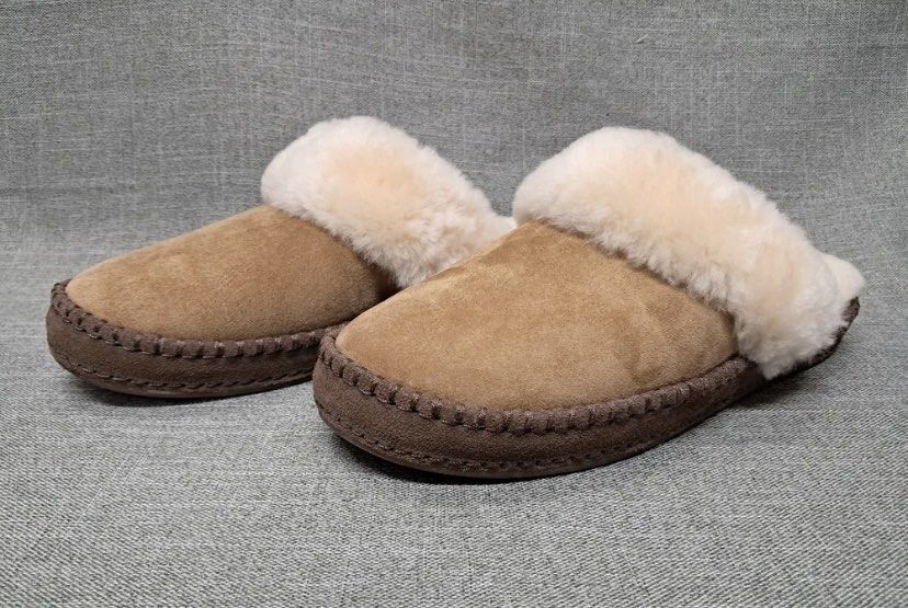 NIB UGG K Oaken Chestnut Suede Chestnut (Category: Slippers and slides) located in Baguio. Submitted by workwear2600 (Listing ID 1465502501, Image 1). Description: - 100% authentic UGG Scuffette II slippers - Color: Chestnut suede with brown contrast stitching - Interior: Soft, fluffy cream sheepskin lining and collar - Style: Easy slip-on moccasin design - Ideal for cozy indoor lounging and WFH days - FOR BIDDING.