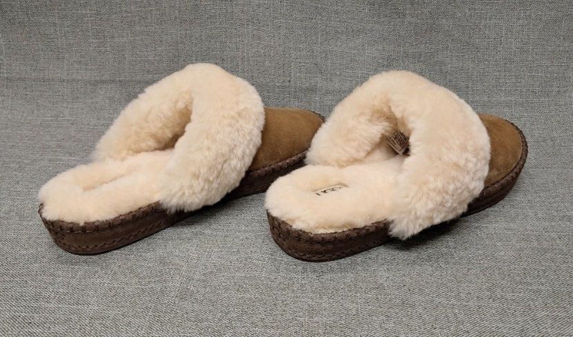 NIB UGG K Oaken Chestnut Suede Chestnut (Category: Slippers and slides) located in Baguio. Submitted by workwear2600 (Listing ID 1465502501, Image 3). Description: - 100% authentic UGG Scuffette II slippers - Color: Chestnut suede with brown contrast stitching - Interior: Soft, fluffy cream sheepskin lining and collar - Style: Easy slip-on moccasin design - Ideal for cozy indoor lounging and WFH days - FOR BIDDING.