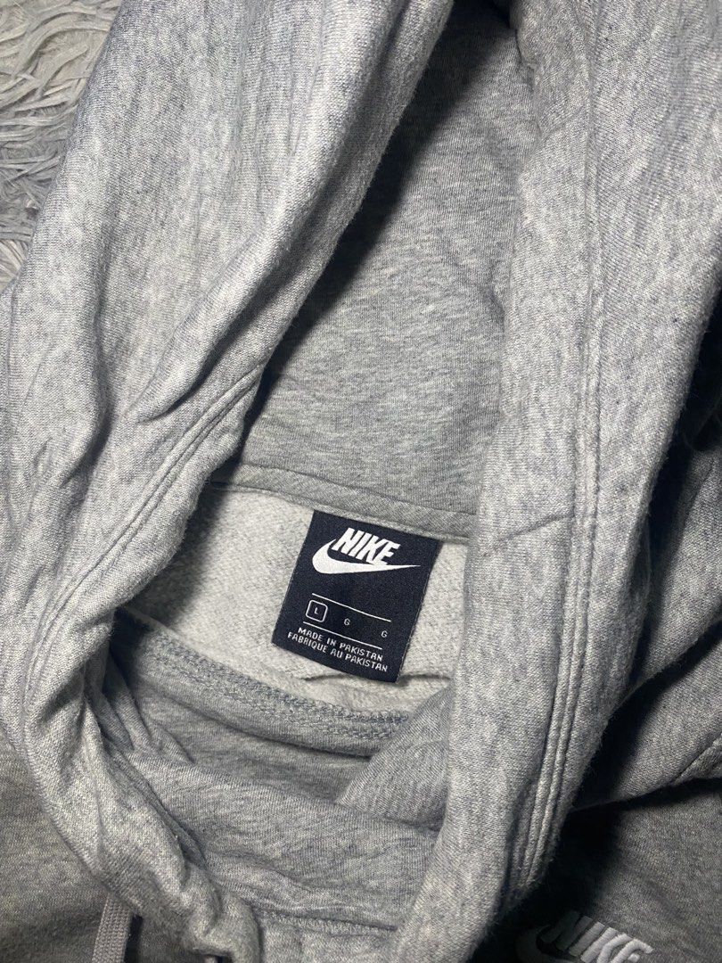 NIKE (Category: Hoodies) located in Manila. Submitted by hardtofindthings10 (Listing ID 1465404278, Image 3). Description: • NIKE FUNNEL NECK Size : L Dimes : 23 x 24 Flaw : NEED WASH EXCELLENT CONDITION Please review the description and all photos carefully before purchasing. Don't hesitate to reach out if you have any questions..