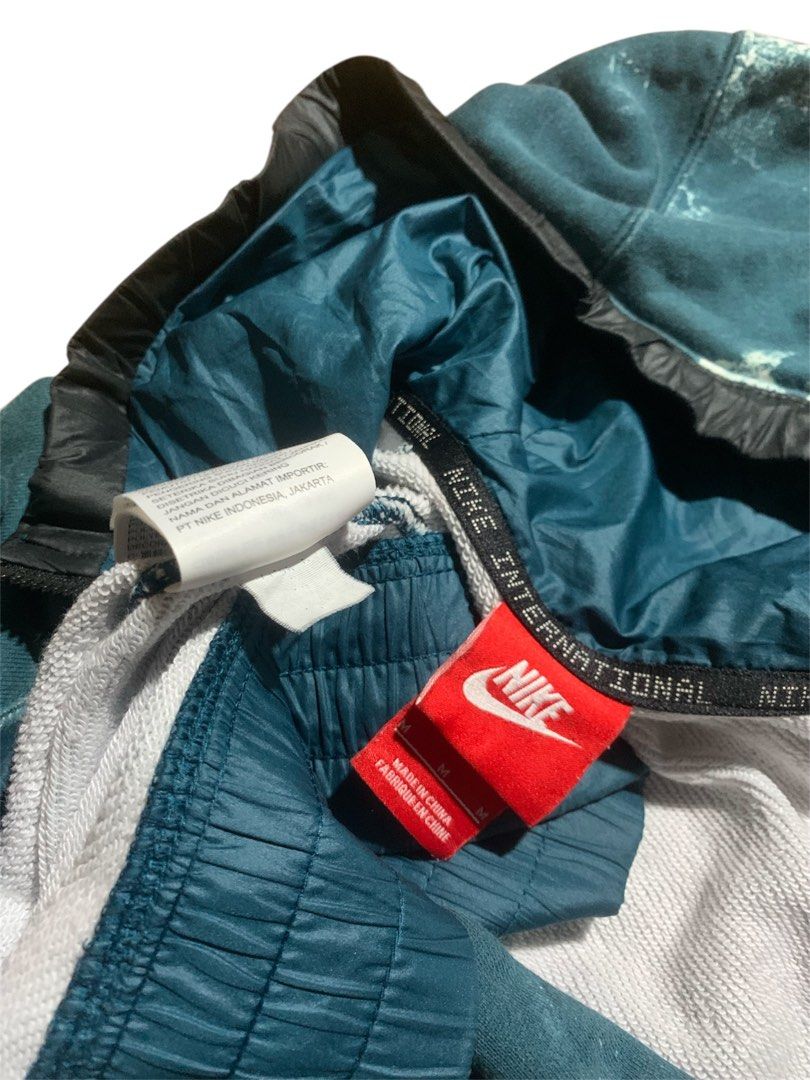 Nike (Category: Coats, Jackets and Outerwear) located in Manila. Submitted by lyf_7hrift (Listing ID 1465491023, Image 3). Description: Nike Jacket P400 25.5L 20W Dimes 9.5/10 Color Rate Excellent Condition.