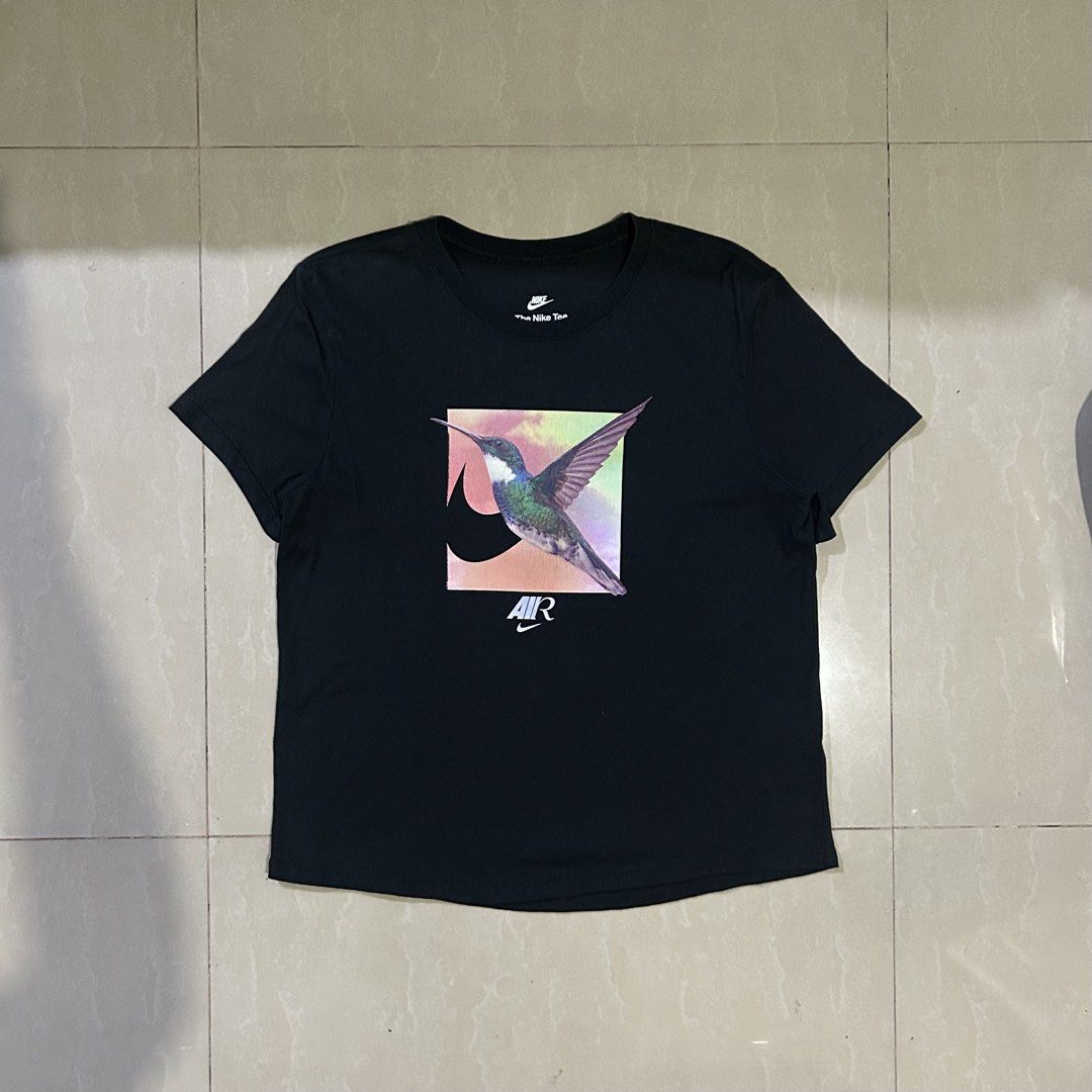 Nike Air Hummingbird Graphic Black Tee Size L (Category: Shirts) located in San Fernando. Submitted by thrift_lang_ni_kim (Listing ID 1465404721, Image 1). Description: 📏 Width: 18.5” 📏 Length: 24” 👕 Best Fit: S 🎨 Color Rate: 9/10 ✅ Condition: Excellent - Brand: Nike (The Nike Tee line) - Style: Black short sleeve crew neck t-shirt with front hummingbird graphic - Size: Large - Condition: Excellent, clean and vibrant print with no cracking or