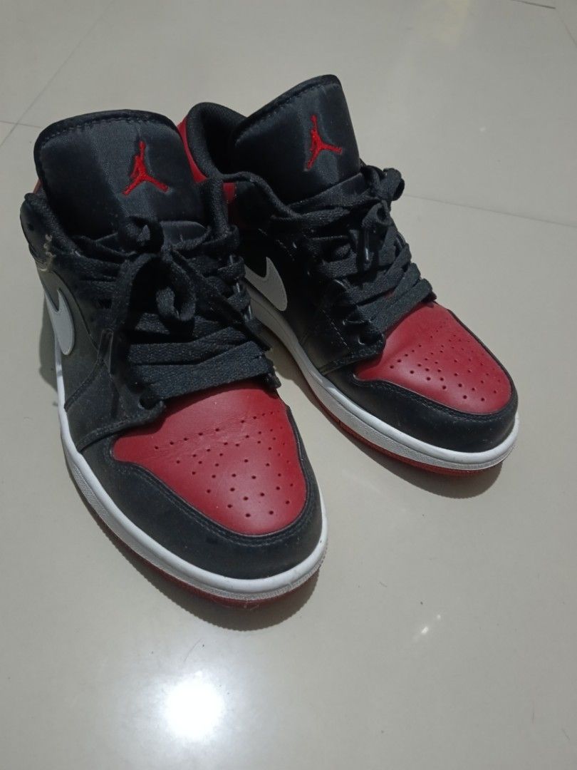 Nike Air Jordan 1 Low Bred Toe (Category: Sneakers) located in Caloocan City. Submitted by lucky_009 (Listing ID 1465389990, Image 2). Description: size: US 8.5 No box Ilang beses lng nasuot No issue Loc: 10th ave. caloocan pwede shipping pag malayo shoulder nyo lng SF .