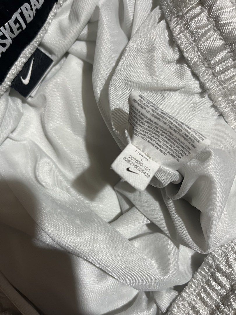 Nike basketball (Category: Shorts) located in Manila. Submitted by lardo.599 (Listing ID 1465408174, Image 3). Description: Size L No issue.