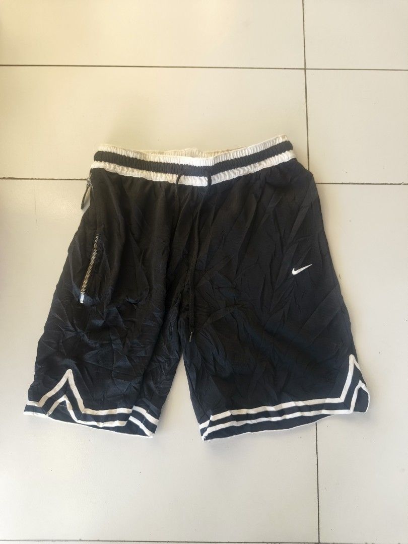 Nike bbal short (Category: Coats, Jackets and Outerwear) located in Bacolod City. Submitted by jimar4955 (Listing ID 1465449785, Image 2). Description: Nike bball short Size Large 28-30 Lenght 19 As new need wash 350 .