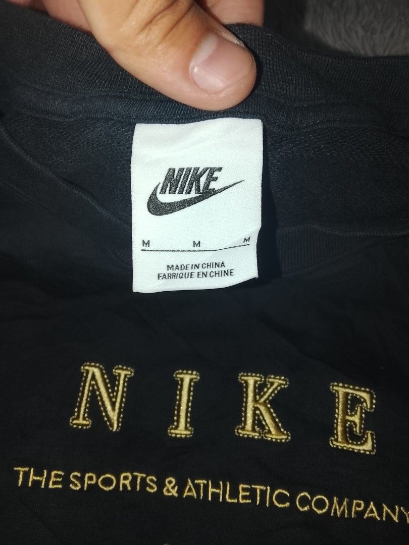 Nike Boxy Crewneck Sweatshirt Medium (Category: Coats, Jackets and Outerwear) located in Davao. Submitted by thevintagehunterdvo (Listing ID 1465558961, Image 3). Description: Width 24 Length 27 550+144 sf.