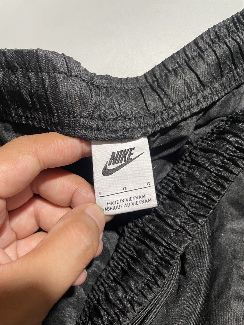 Nike Club Woven Shorts (Category: Shorts) located in Taguig. Submitted by sellnbustle (Listing ID 1465484381, Image 3). Description: Nike Club Woven Shorts Size Large Up to 32-36 waist 19” length Like new condition Authentic.