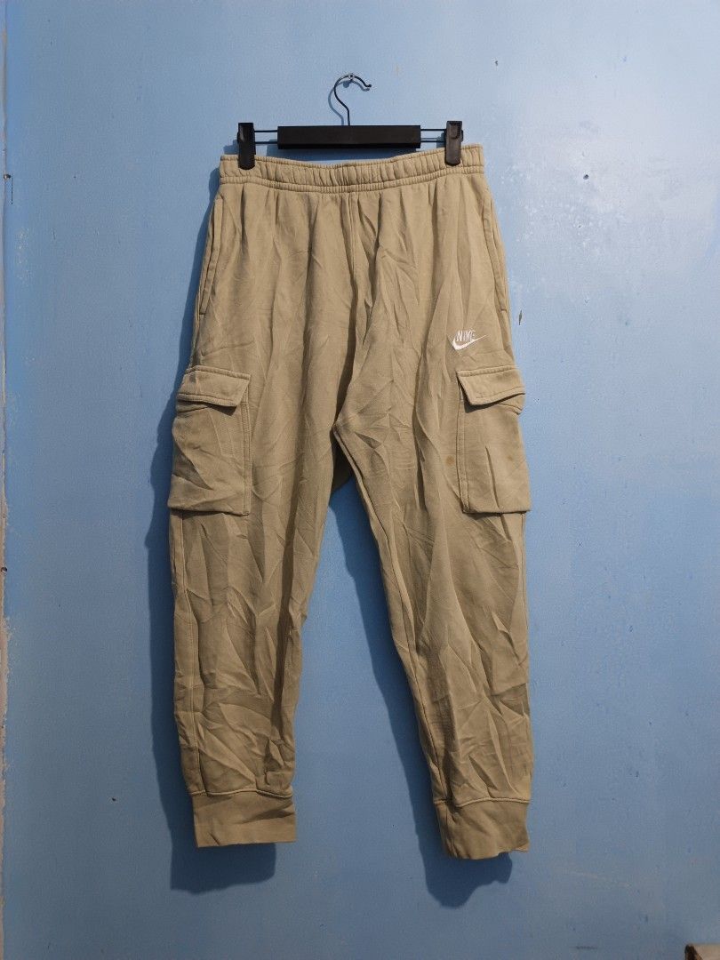 NIKE CLUBFLEECE CARGO JOGGERPANTS (Category: Joggers) located in Quezon City. Submitted by ashhhhyyy (Listing ID 1465418727, Image 2). Description: NIKE CLUBFLEECE CARGO JOGGERPANTS 28-34W x 35.5L LARGE ON TAG BEST FITS MEDIUM TO LARGE WASHABLE STAIN.