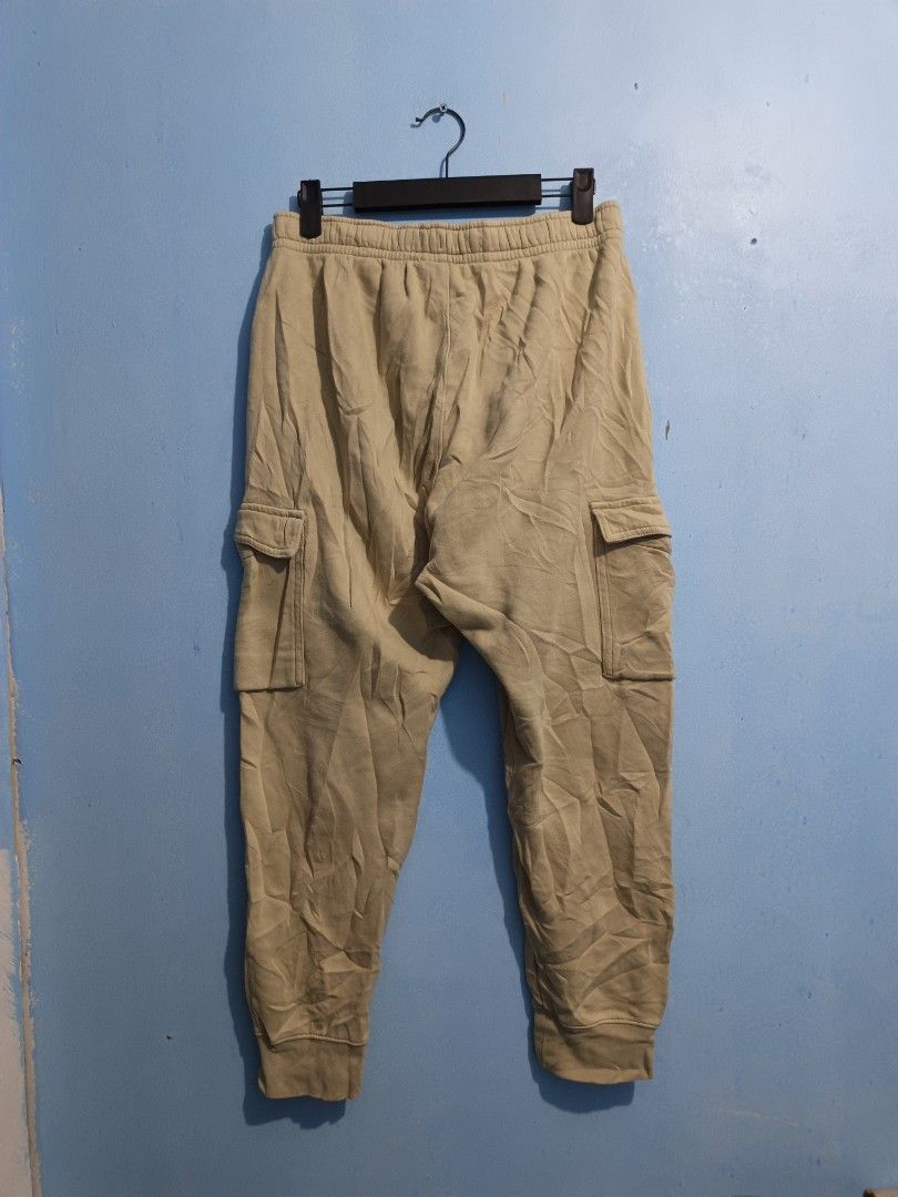 NIKE CLUBFLEECE CARGO JOGGERPANTS (Category: Joggers) located in Quezon City. Submitted by ashhhhyyy (Listing ID 1465418727, Image 3). Description: NIKE CLUBFLEECE CARGO JOGGERPANTS 28-34W x 35.5L LARGE ON TAG BEST FITS MEDIUM TO LARGE WASHABLE STAIN.