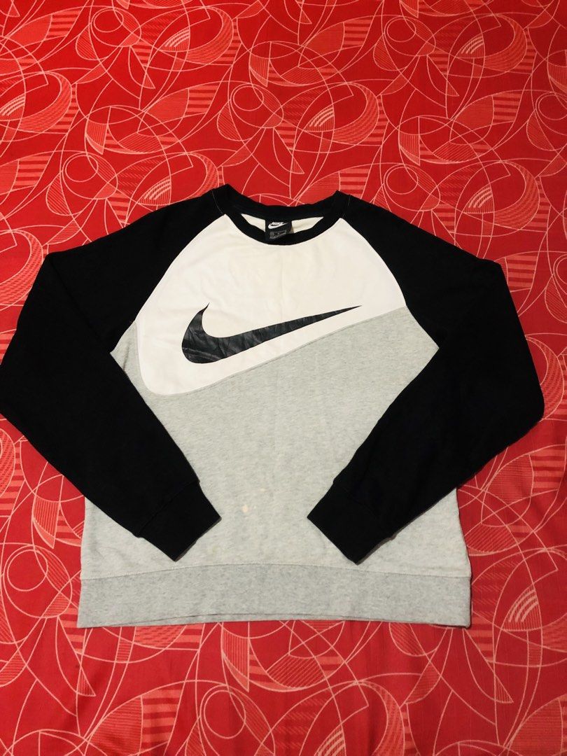 Nike Colorblock Swoosh Logo Sweatshirt (Category: Coats, Jackets and Outerwear) located in Manila. Submitted by gobvs222 (Listing ID 1465465077, Image 1). Description: - Authentic Nike colorblock sweatshirt - Eye-catching design: black raglan sleeves, white chest panel, and light grey lower body - Large dark Nike Swoosh graphic printed across the front - Comfortable cotton blend material, ideal for casual everyday wear - Features ribbed black cuf