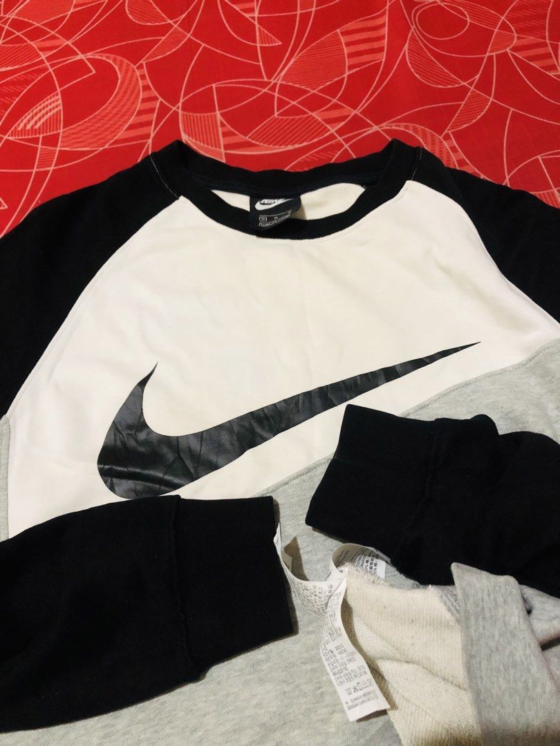Nike Colorblock Swoosh Logo Sweatshirt (Category: Coats, Jackets and Outerwear) located in Manila. Submitted by gobvs222 (Listing ID 1465465077, Image 2). Description: - Authentic Nike colorblock sweatshirt - Eye-catching design: black raglan sleeves, white chest panel, and light grey lower body - Large dark Nike Swoosh graphic printed across the front - Comfortable cotton blend material, ideal for casual everyday wear - Features ribbed black cuf