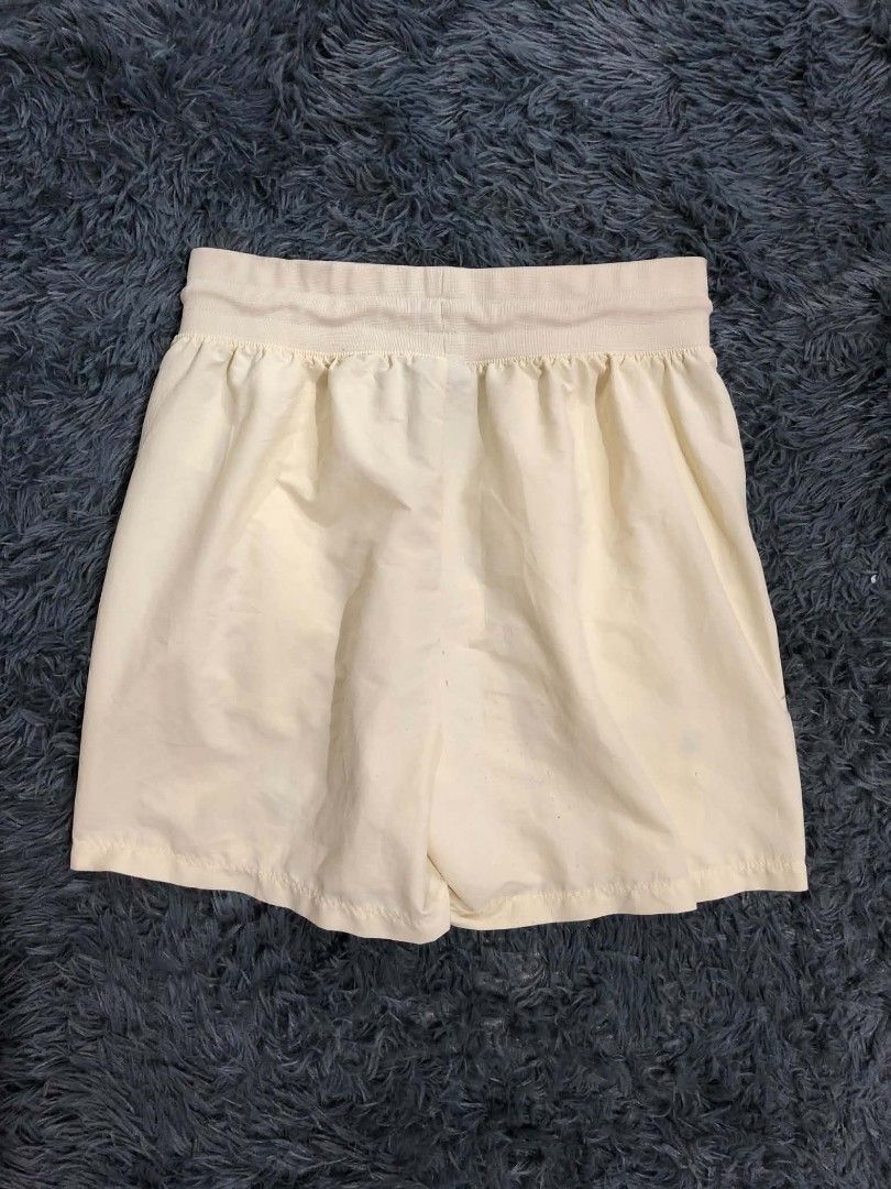 Nike Cream Short (Category: Shorts) located in Pasig City. Submitted by geloangelo17550 (Listing ID 1465549168, Image 3). Description: Authentic Excellent condition Issue check last picture natatanggal naman.