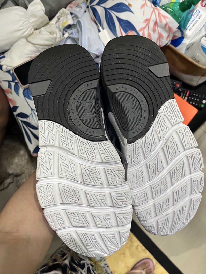 Nike Free Metcon 7 Training Shoes (Category: Sneakers) located in Manila. Submitted by the_flipper (Listing ID 1465480585, Image 2). Description: - Model: Nike Free Metcon 7 - Colorway: Pencil Point White and Medium Ash (Grey mesh upper, white foam sole, black traction pods) - Size: Men's US 8.5 / Women's US 10 - Condition: Brand new, never worn, fresh out of the box - Inclusion: Original orange Nike shoebox with matching label barcode.