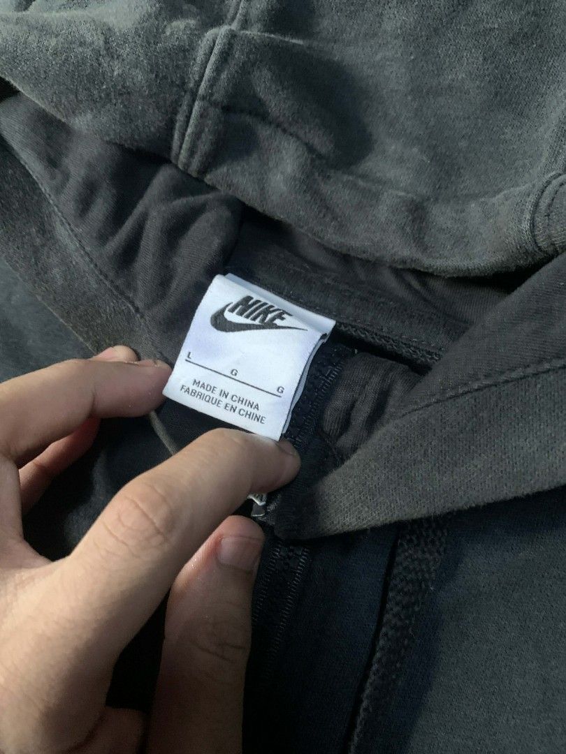 NIKE FULL ZIP HOODIE (Category: Coats, Jackets and Outerwear) located in Ajuy. Submitted by wizerabbit420 (Listing ID 1465548773, Image 3). Description: NIKE ZIP UP HOODIE LARGE ON TAG 22/23X28 NO ISSUE 9.8/10 CONDITION 📥.