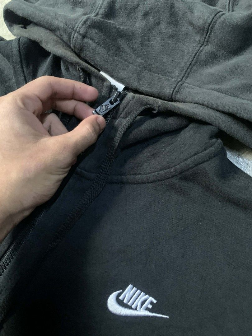 NIKE FULL ZIP HOODIE (Category: Coats, Jackets and Outerwear) located in Ajuy. Submitted by wizerabbit420 (Listing ID 1465548773, Image 2). Description: NIKE ZIP UP HOODIE LARGE ON TAG 22/23X28 NO ISSUE 9.8/10 CONDITION 📥.