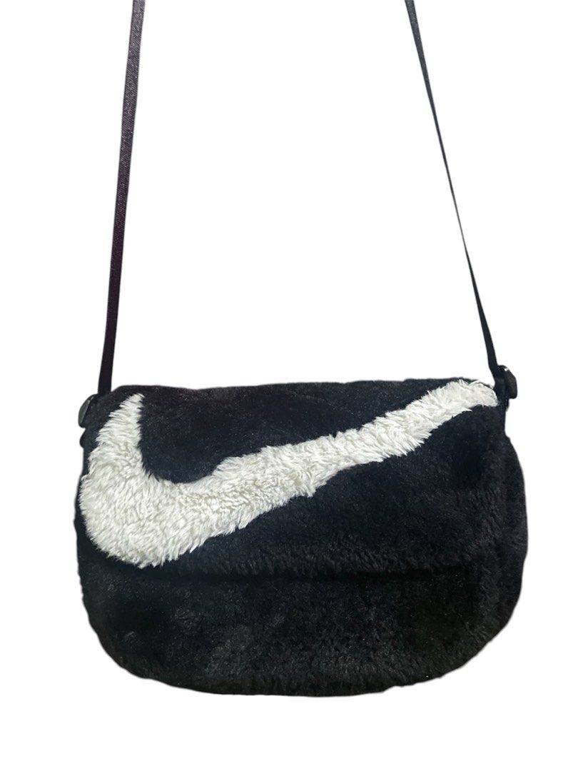 NIKE FUR BAG (Category: Sling Bags) located in Makati City. Submitted by gemsonatrash (Listing ID 1465450358, Image 1). Description: Excellent .