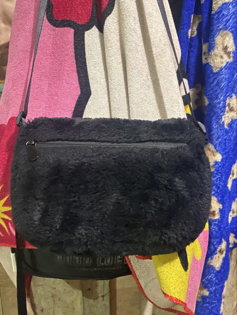 NIKE FUR BAG (Category: Sling Bags) located in Makati City. Submitted by gemsonatrash (Listing ID 1465450358, Image 2). Description: Excellent .