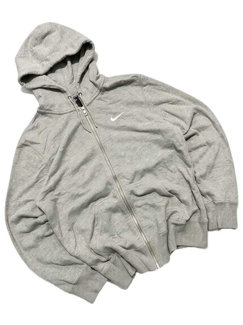 Nike Grey Zip-Up Hoodie Sweatshirt (Category: Hoodies) located in Quezon City. Submitted by un0oo (Listing ID 1465486400, Image 1). Description: 22.5x28 No Issues .