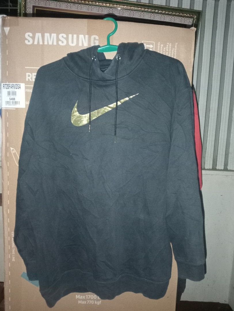 NIKE HOODIE (Category: Coats, Jackets and Outerwear) located in Quezon. Submitted by thrift_naku (Listing ID 1465571981, Image 1). Description: where this Nike hoodie issue: cut tag.