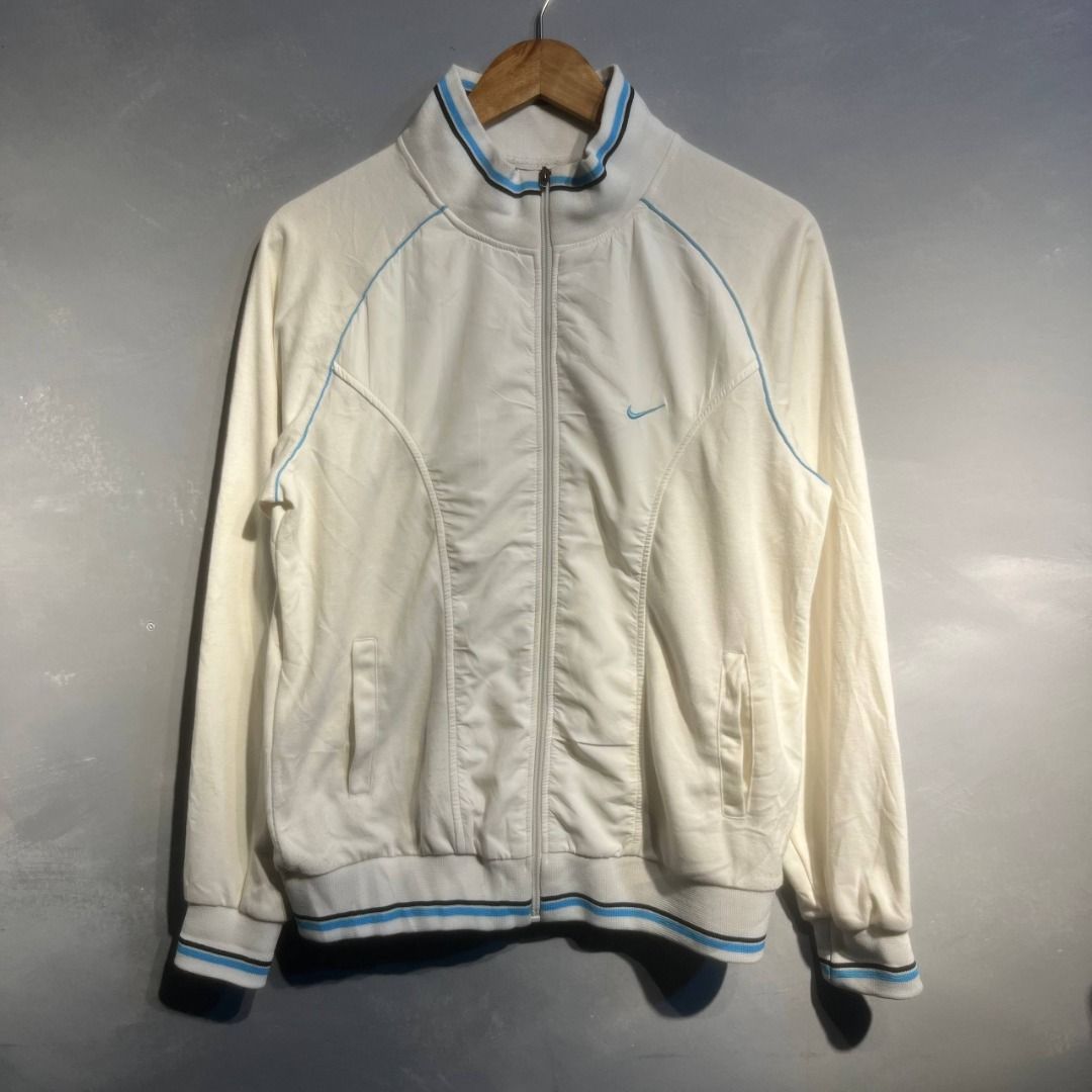 Nike Jacket (Category: Coats, Jackets and Outerwear) located in Mariveles. Submitted by akidfromnowherethrift (Listing ID 1465487673, Image 1). Description: Nike Dimes: 21x25 Size: S Color rate: 9/10 Condition: Very Good Condition washable stain.