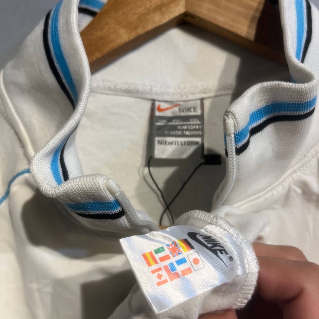 Nike Jacket (Category: Coats, Jackets and Outerwear) located in Mariveles. Submitted by akidfromnowherethrift (Listing ID 1465487673, Image 2). Description: Nike Dimes: 21x25 Size: S Color rate: 9/10 Condition: Very Good Condition washable stain.